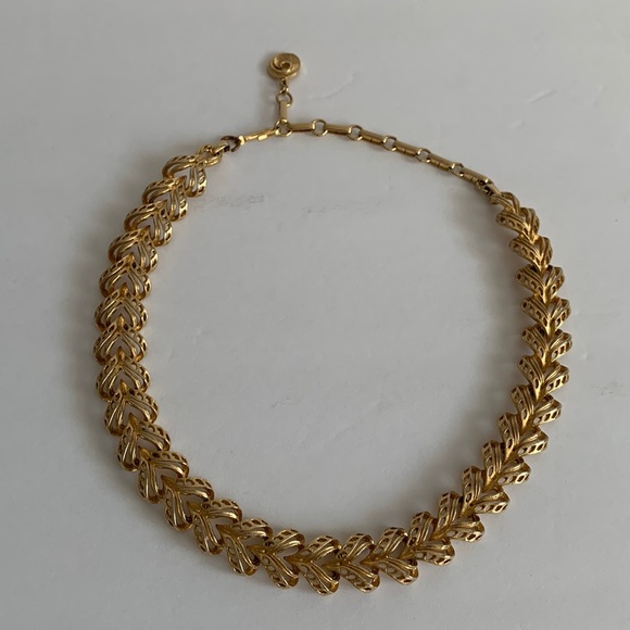 VTG LISNER Heart Choker Necklace Textured GoldTone Interlocking Hearts 12.5” - Picture 3 of 14